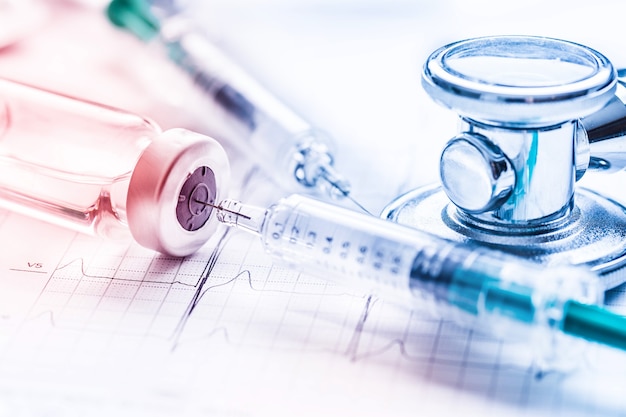 Stéthoscope de seringue médicale sur le graphique ECG - elektrokardiogram.