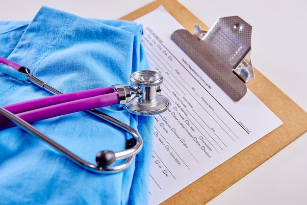 Photo stéthoscope sous forme médicale sur tableau blanc près de rapport médical