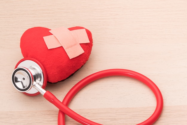 Stéthoscope et symbole du coeur rouge, santé, médecine et assurance