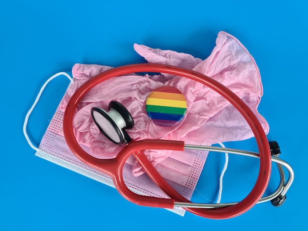 Stéthoscope symbole LGBT avec signe arc-en-ciel de la loi et de l'égalité des sexes