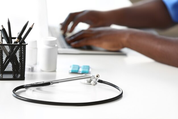 Photo stéthoscope sur table dans le cabinet du médecin