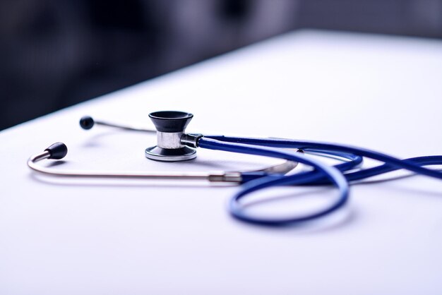 Stéthoscope sur une table dans un cabinet médical