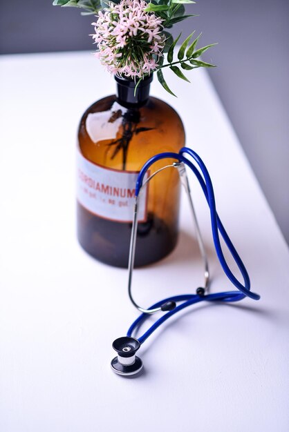 Stéthoscope sur une table dans un cabinet médical