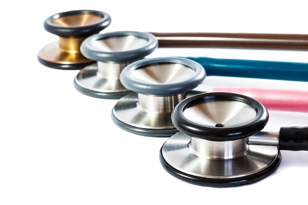 stéthoscopes colorés sur fond blanc