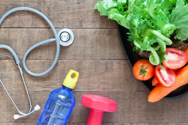 Photo stéthoscopes et légumes frais sur bois