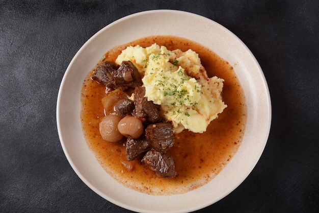 Stifado de bœuf grec. Ragoût de boeuf, bulbes d'oignons, cannelle et épices