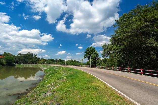 Stiles road dans le paysage urbain avec le ciel de la forêt nature avec des nuages ​​blancs.