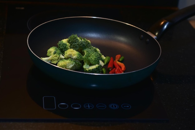 Stir Fried Maccoli Il y a de la fumée dans la poêle