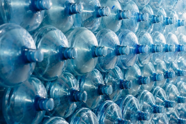 Stock de gallons d'eau Bouteille en plastique PET dans l'usine d'eau potable