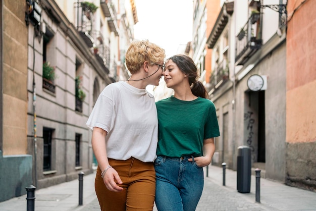 Stock photo de couple de lesbiennes aimant. Ils s'embrassent. Ils ont un rendez-vous.