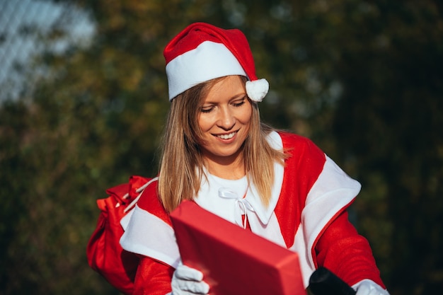 Stock photo de gros plan de maman noel gardant des cadeaux.