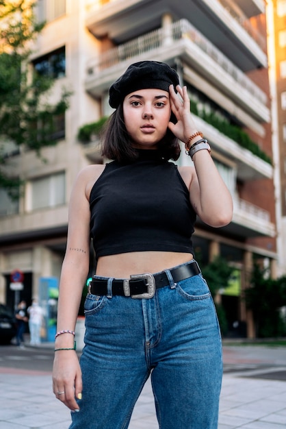 Stock photo d'une jeune femme posant et regardant la caméra.