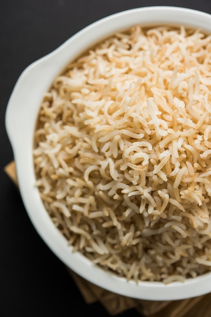 Stock Photo de riz basmati brun cuit servi dans un bol, mise au point sélective