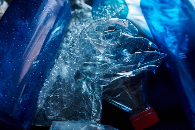 Stock photo d'un tas de déchets plastiques symbolisant le concept de pollution et de l'environnement sur fond noir