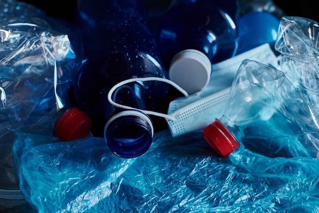 Stock photo d'un tas de déchets plastiques symbolisant le concept de pollution et de l'environnement sur fond noir