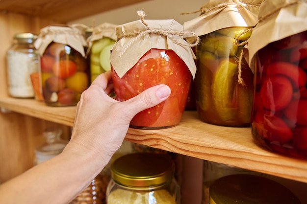 Stockage des aliments dans la cuisine dans le garde-manger