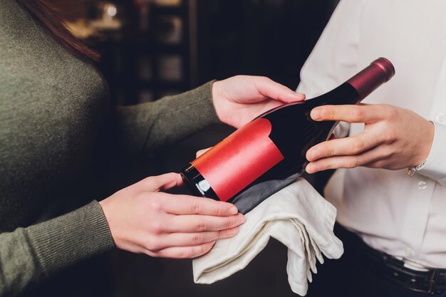 Stockage de bouteilles de vin dans le réfrigérateur Carte d'alcool dans le restaurant Refroidissement et conservation du vin