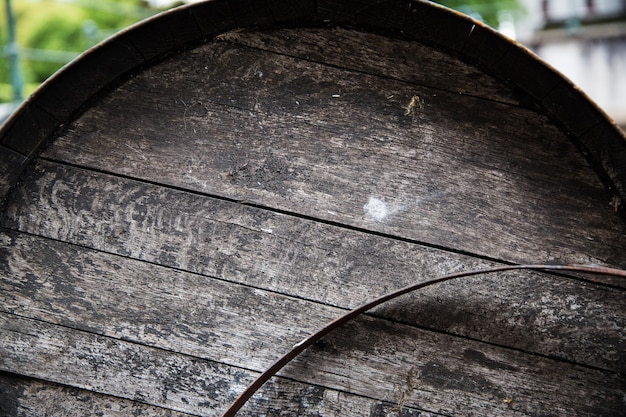 stockage, cave, conteneur et concept d'objet - gros plan d'un vieux tonneau en bois à l'extérieur