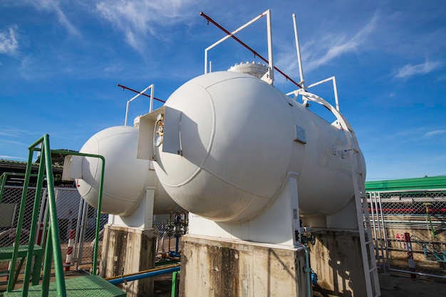 Stockage deux gaz GPL dans le ciel bleu du réservoir blanc horizontal