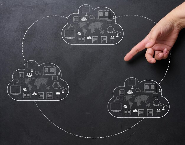 Le stockage de données dans le nuage et la main des hommes d'affaires Le concept d'échange d'informations