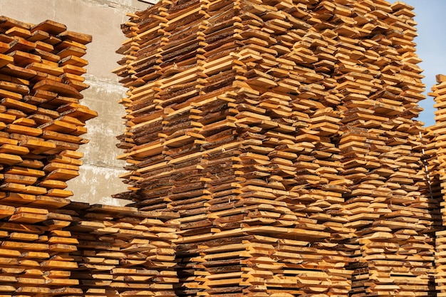 Stockage des piles de planches de bois sur la scierie Séchage du bois à l'air
