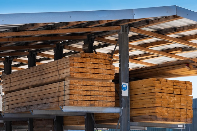 Stockage des planches avivées sur échafaudages métalliques sous toiture