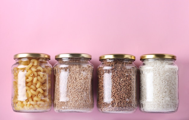 Stockage de riz, sarrasin, gruau de blé et pâtes dans des bocaux en verre. Concept zéro déchet