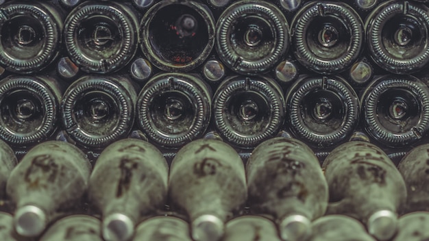 Stockage de vieilles bouteilles dans la cave à vin