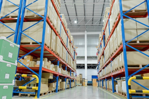Stocker l'inventaire des produits sur l'étagère de l'entrepôt de distribution Logistique Navire d'affaires et