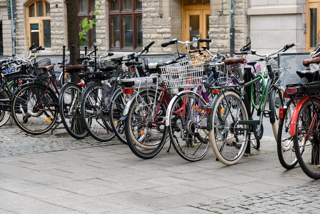 Stockholm Suède 09 août 2019 style de vie urbain suédois rangée de vélos garés dans le centre de Stockholm