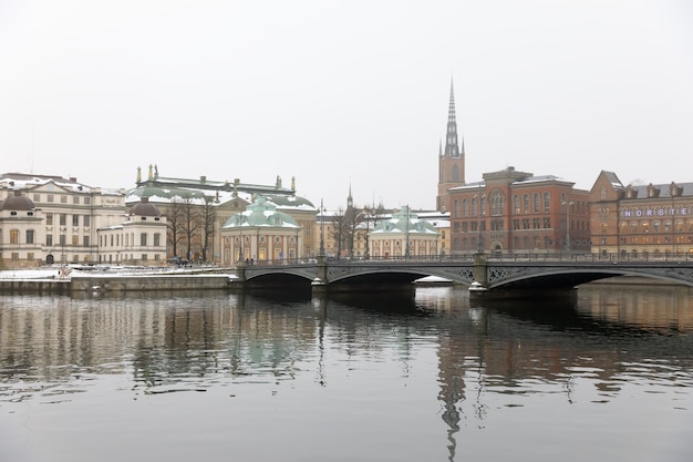 STOCKHOLM, SUÈDE - 14 novembre 2016: Panorama hivernal pittoresque de la vieille ville (Gamla Stan), jusqu'en 1980 officiellement Staden mellan broarna (la ville entre les ponts), est la vieille ville de Stockholm, en Suède.
