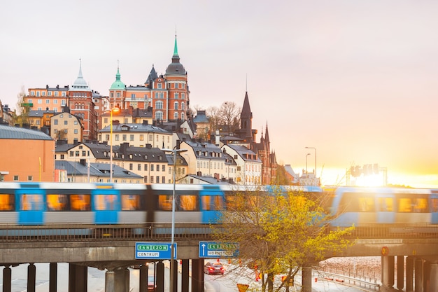 Stockholm, vue des bâtiments et train au crépuscule