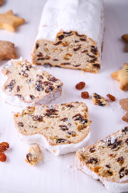 Stollen classique est un gâteau allemand traditionnel avec des raisins secs sur fond blanc avec place pour le texte. Gâteau aux fruits pour les vacances.