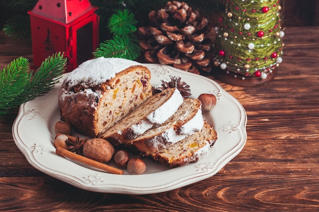 Stollen, gâteau de vacances sucré traditionnel de Noël en Allemagne