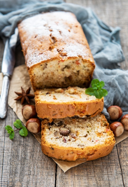 Stollen maison traditionnelle avec fruits secs et noix