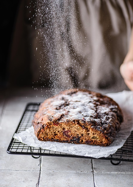 stollen de noël aux fruits confits et fruits secs