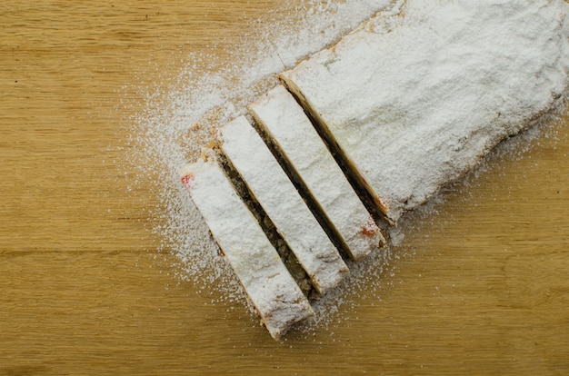 Stollen de Noël avec des brindilles de sapin, des noix et des baies