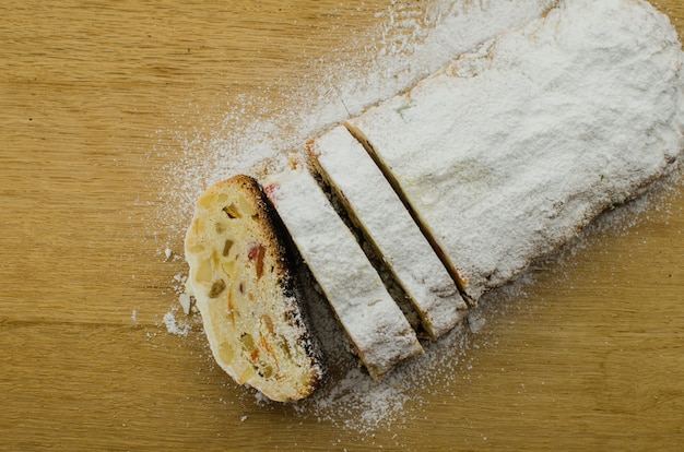 Stollen de Noël avec des brindilles de sapin, des noix et des baies