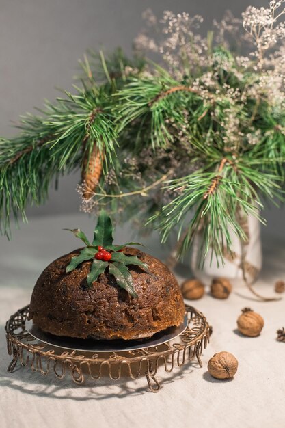 Stollen de Noël décoré sur un support figuré avec des branches d'épinette