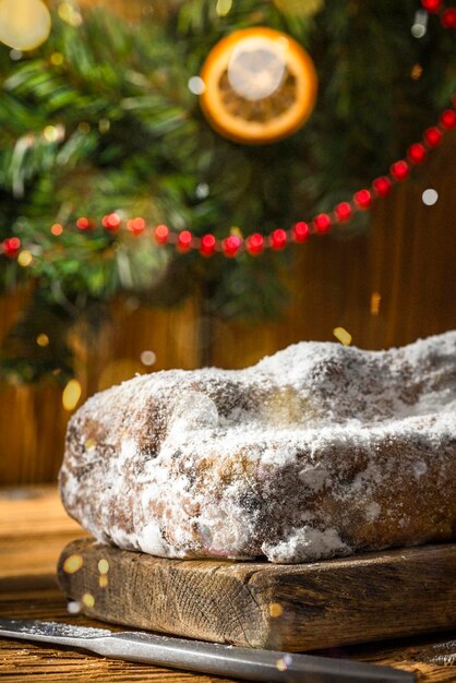 Stollen de Noël sur fond de bois des aliments sucrés faits maison de fête