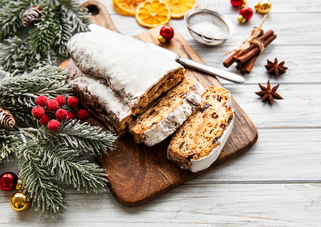 Stollen de Noël sur fond en bois