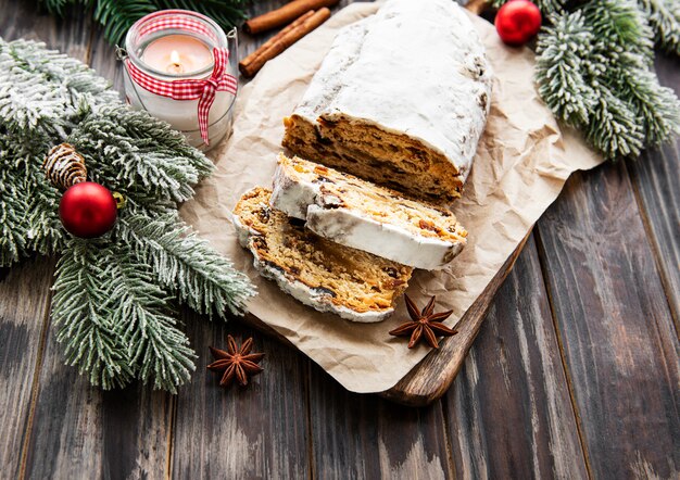 Stollen de Noël sur fond de bois