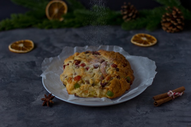 Stollen de Noël sur fond de branches d'épinette et de béton gris