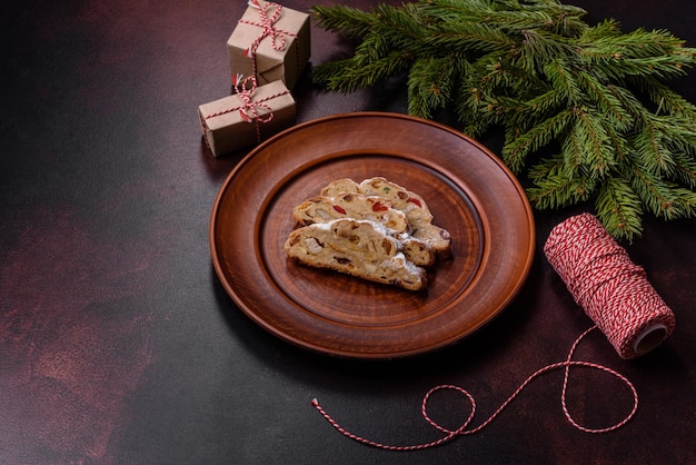 Stollen de Noël savoureux avec massepains fruits secs et noix