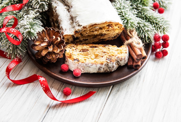 Stollen de Noël sur une surface en bois