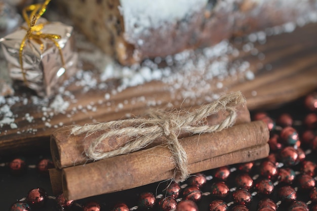 Stollen de Noël traditionnel fait de fruits secs et de noix saupoudrés de sucre en poudre