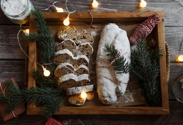 Stollen de Noël sur une vue de dessus de plateau en bois