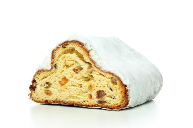 Stollen savoureux dessert allemand isolé sur fond blanc