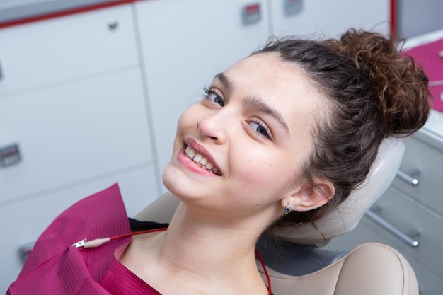 Stomatologie et soins dentaires Dentisterie et santé buccale Femme fait un examen dentaire en dentisterie