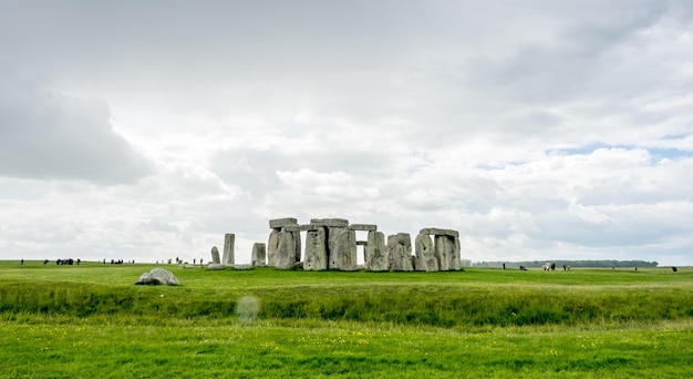 Stonehenge avec touriste non reconnu près de Salisbury en Angleterre sous ciel nuageux